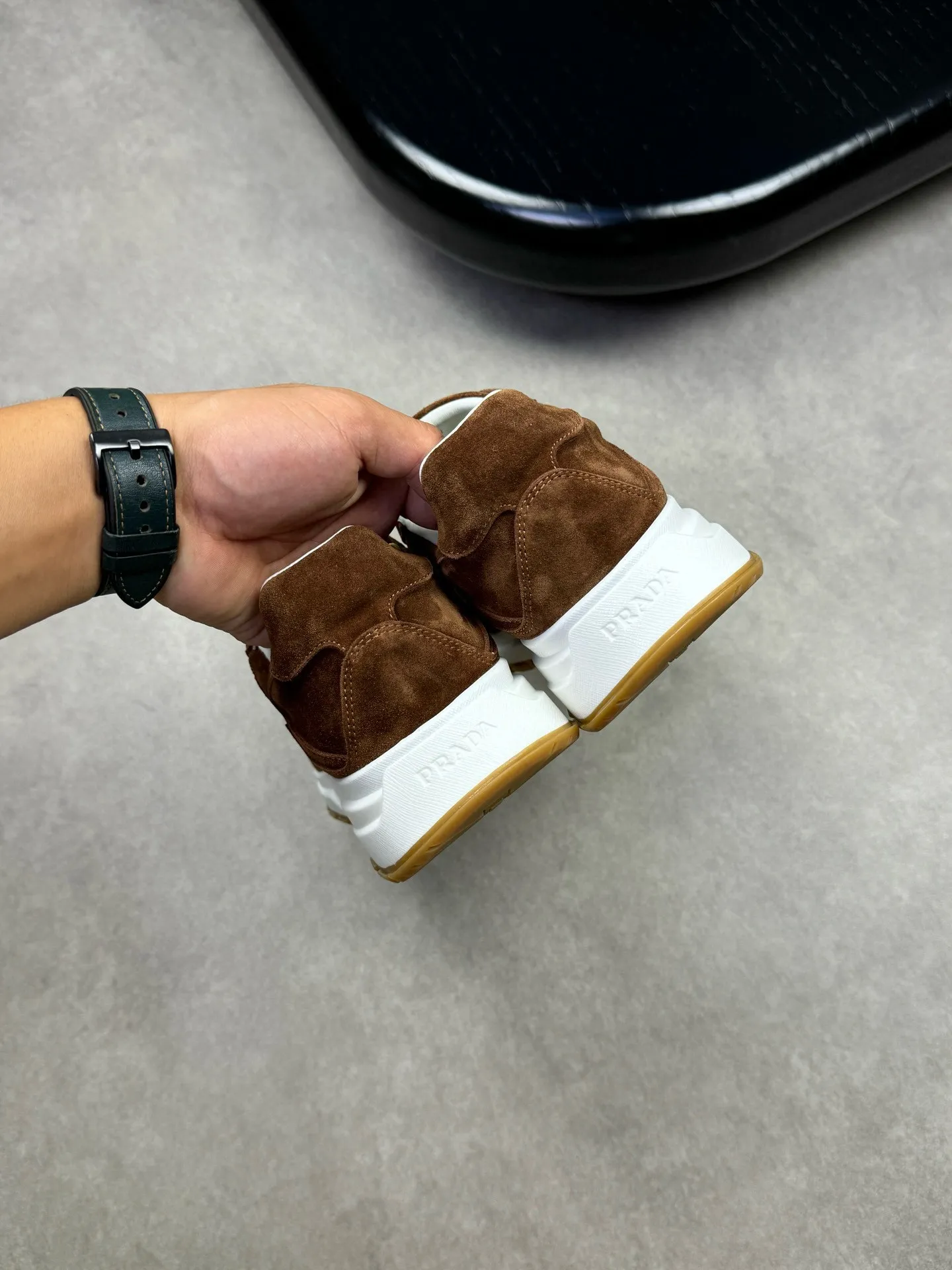Batch 420, Prad* Prada's new men's thick-soled leather sports and casual shoes are made of imported high-value suede cowhide, combining elegant style and innovative design. The outer side is decorated with an enameled metal triangle logo, and the 4.5cm concave and convex rubber thick sole is full of modern style. The Prada letter logo is decorated on the heel and tongue, all of which illustrate the brand style. , soft, light, comfortable and durable on the feet! 38-44